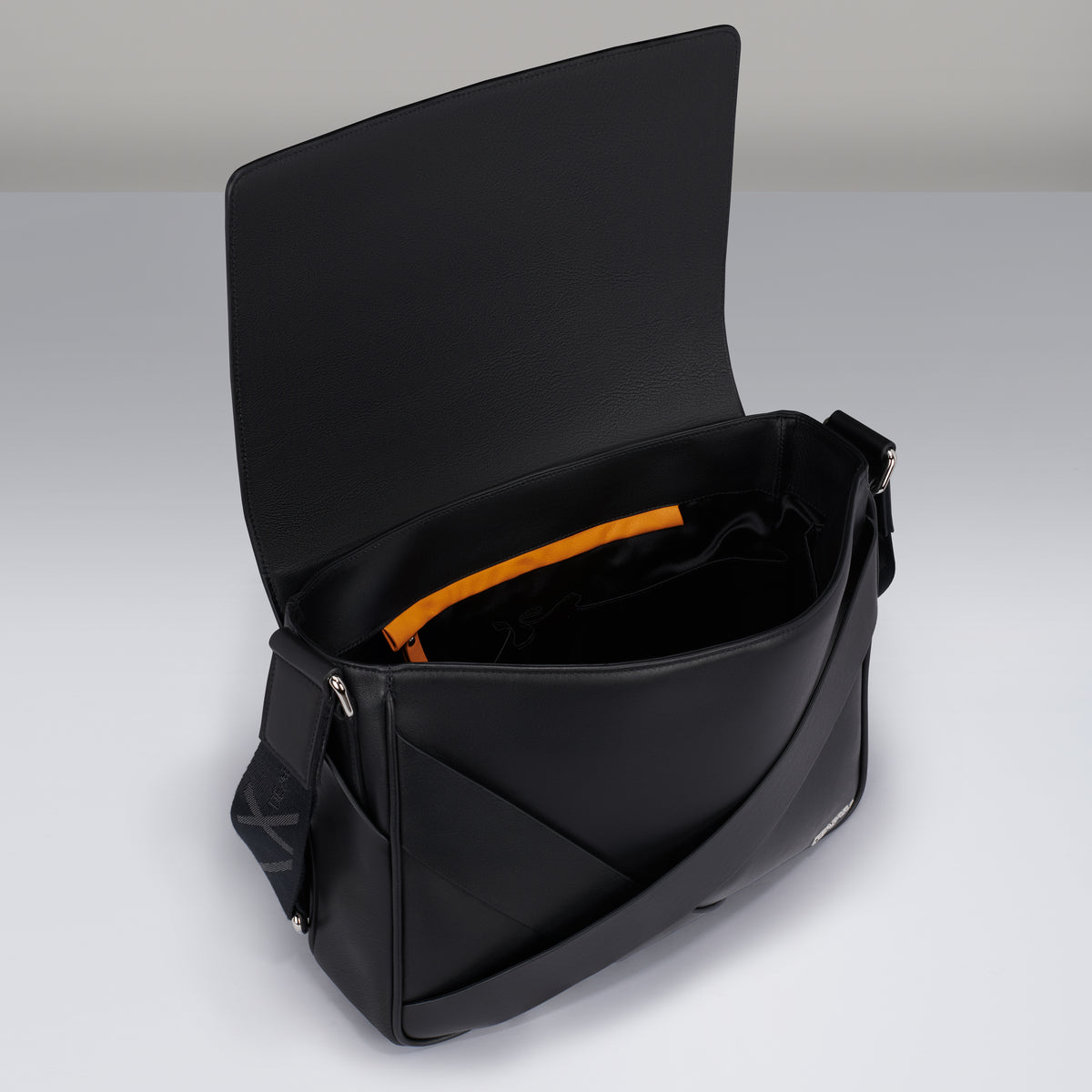 BLACK MESSENGER